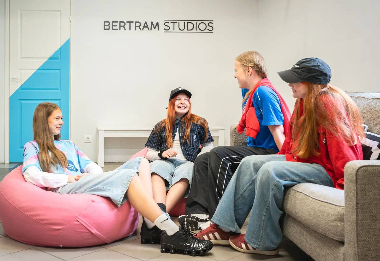 Bertram Studios tantsijad koos oma stuudios aadressil Pikk 12, Tartus