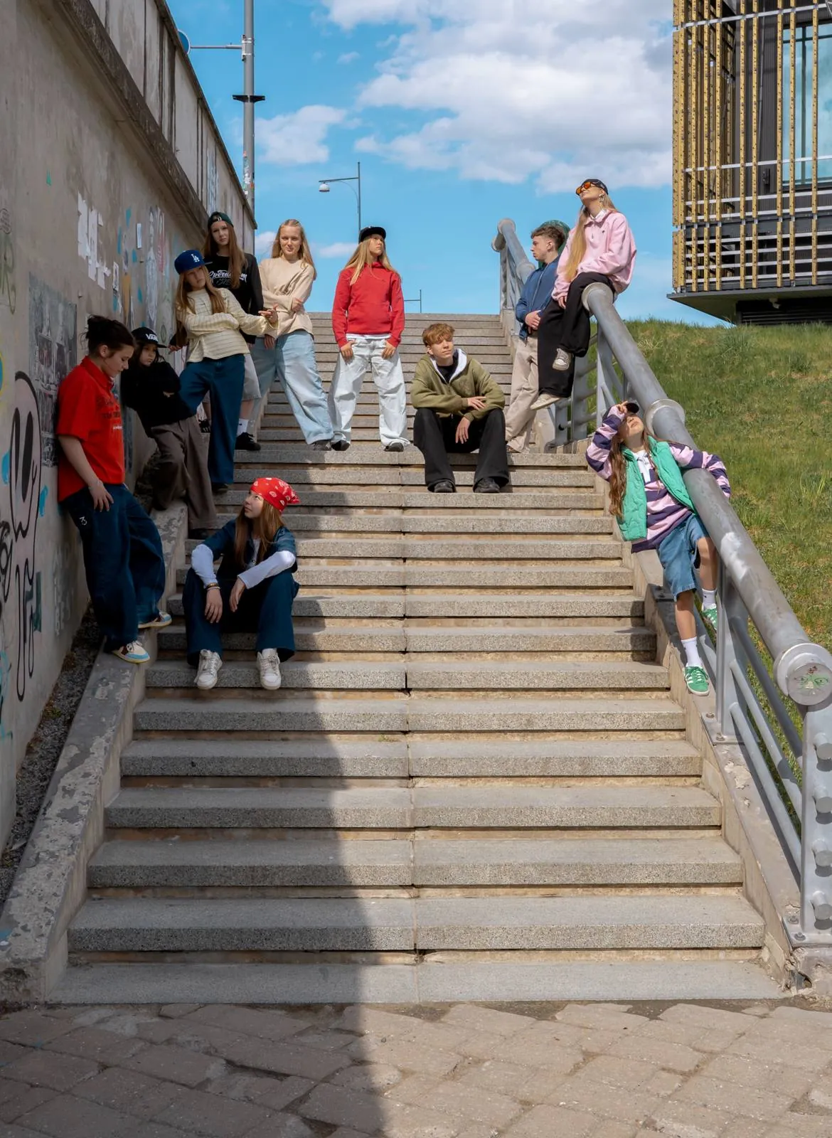 Lapsed hip hop tantsutrennis erinevaid tantsustiile proovimas